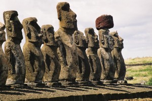 MOAI - Tajemnicze posągi władców jak dawniej spoglądają na ocean